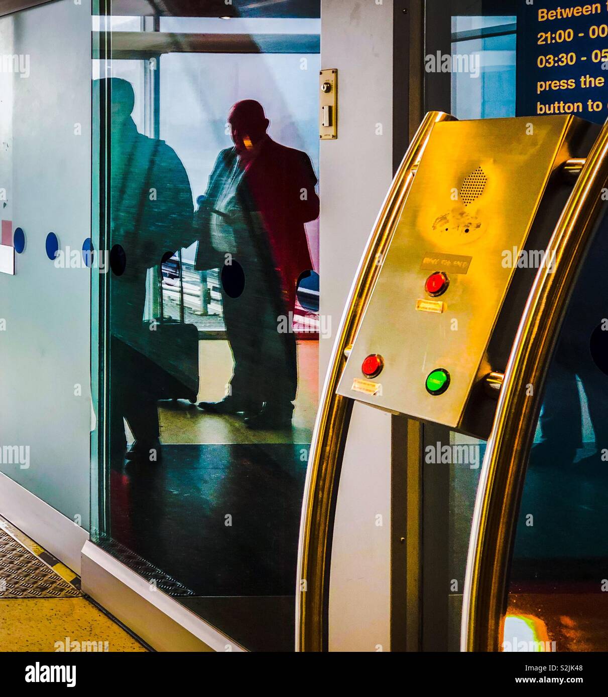 Reisende, Flughafen Birmingham. UK. - Smartphone-aufgenommenes Stockfoto