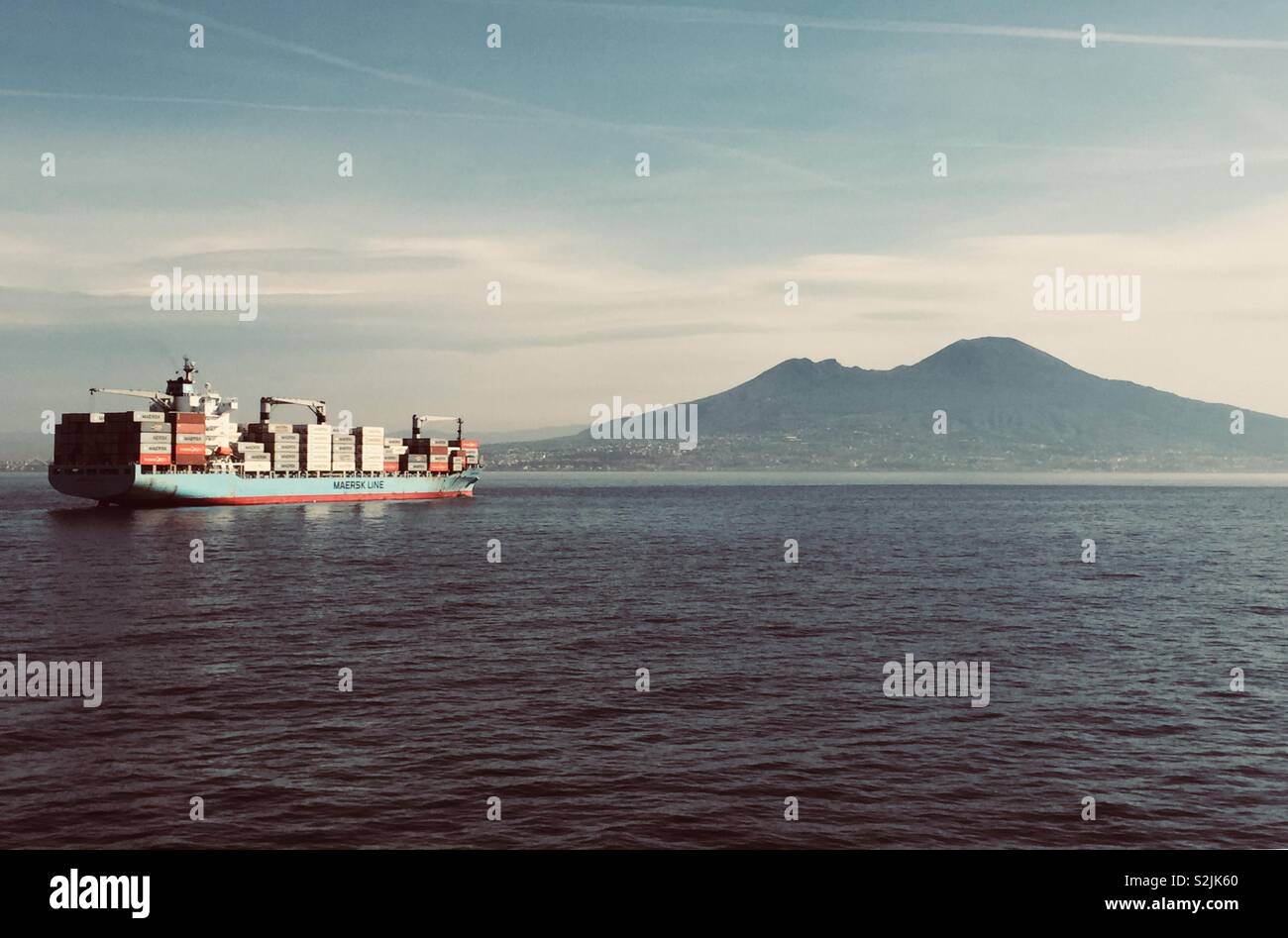 Shipping Container vor der Vesuv - Smartphone-aufgenommenes Stockfoto