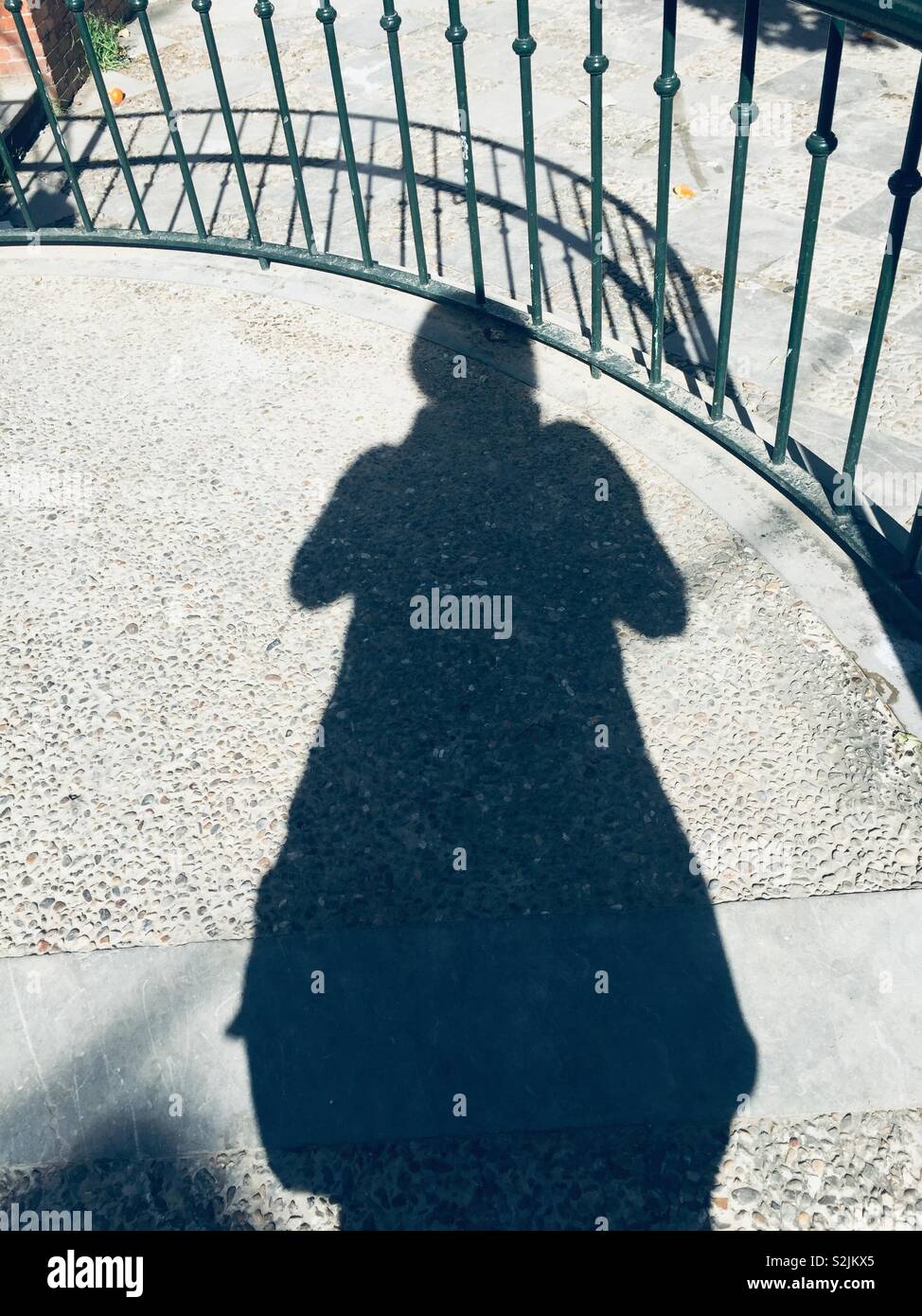 Shadow Bild von womans Silhouette und Geländer Stockfoto