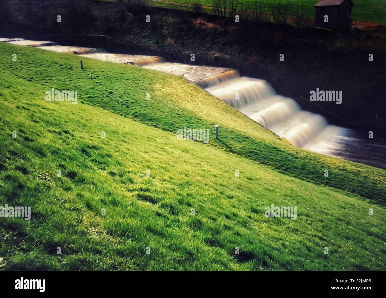 Wasser fließt aus dem Behälter überlaufen. Überlauf von rivington Reservoir in Lancashire - Smartphone-aufgenommenes Stockfoto