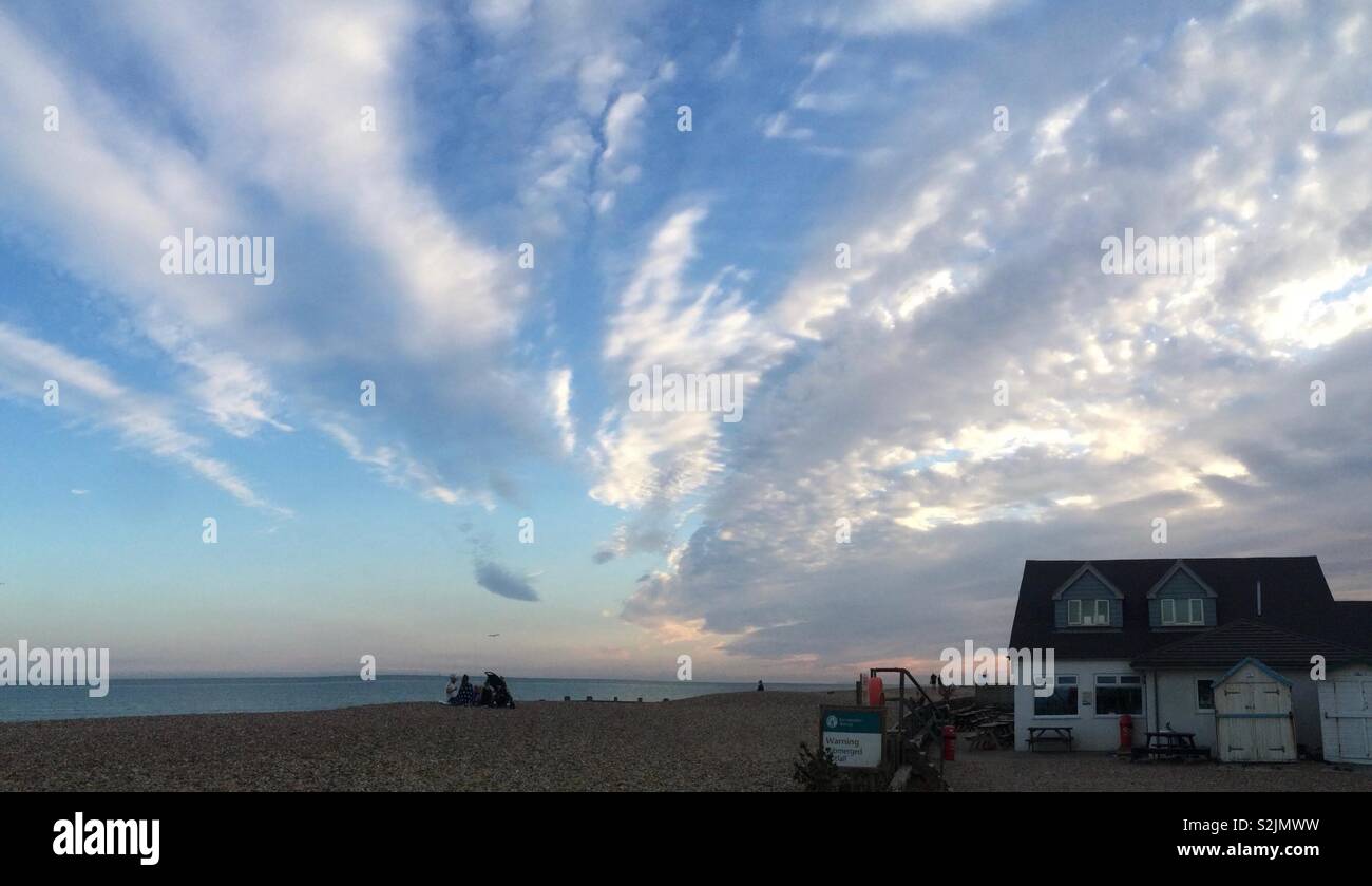 Abend Himmel bei Ferring. Bluebird Cafe Stockfoto