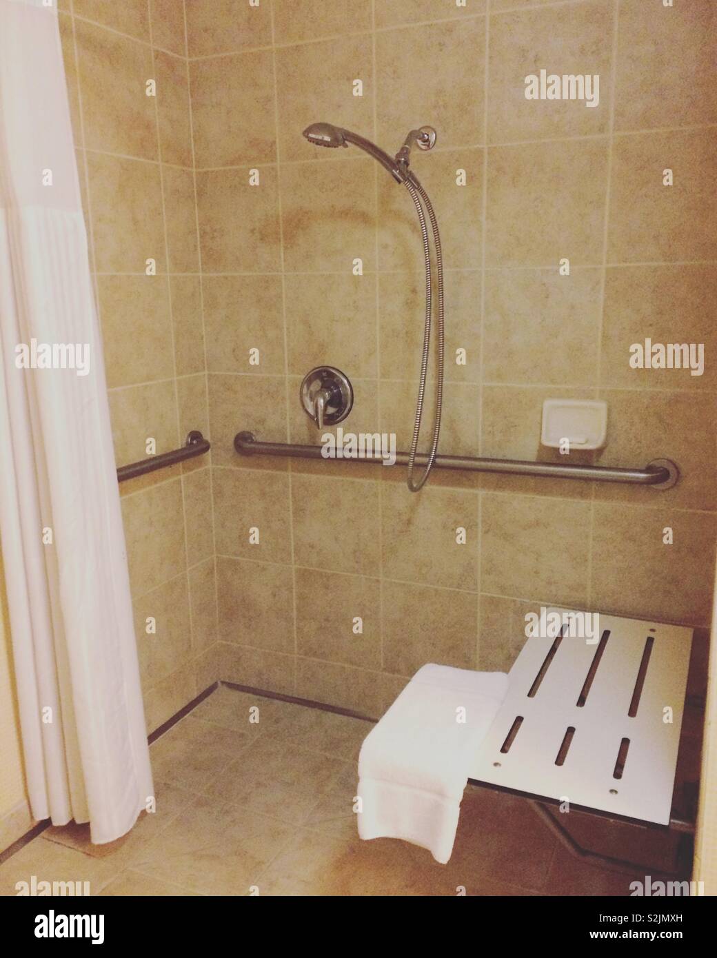 Roll-in-Dusche in einem Zimmer im Radisson Hotel Fresno Conference Center, Fresno, California, United States - Smartphone-aufgenommenes Stockfoto