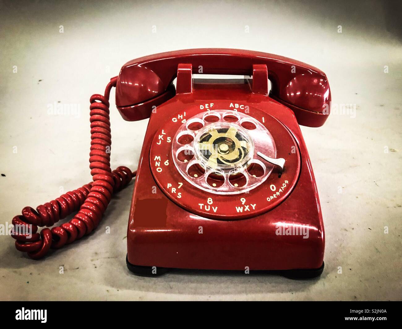Old Red Rotary Telefon Stockfoto