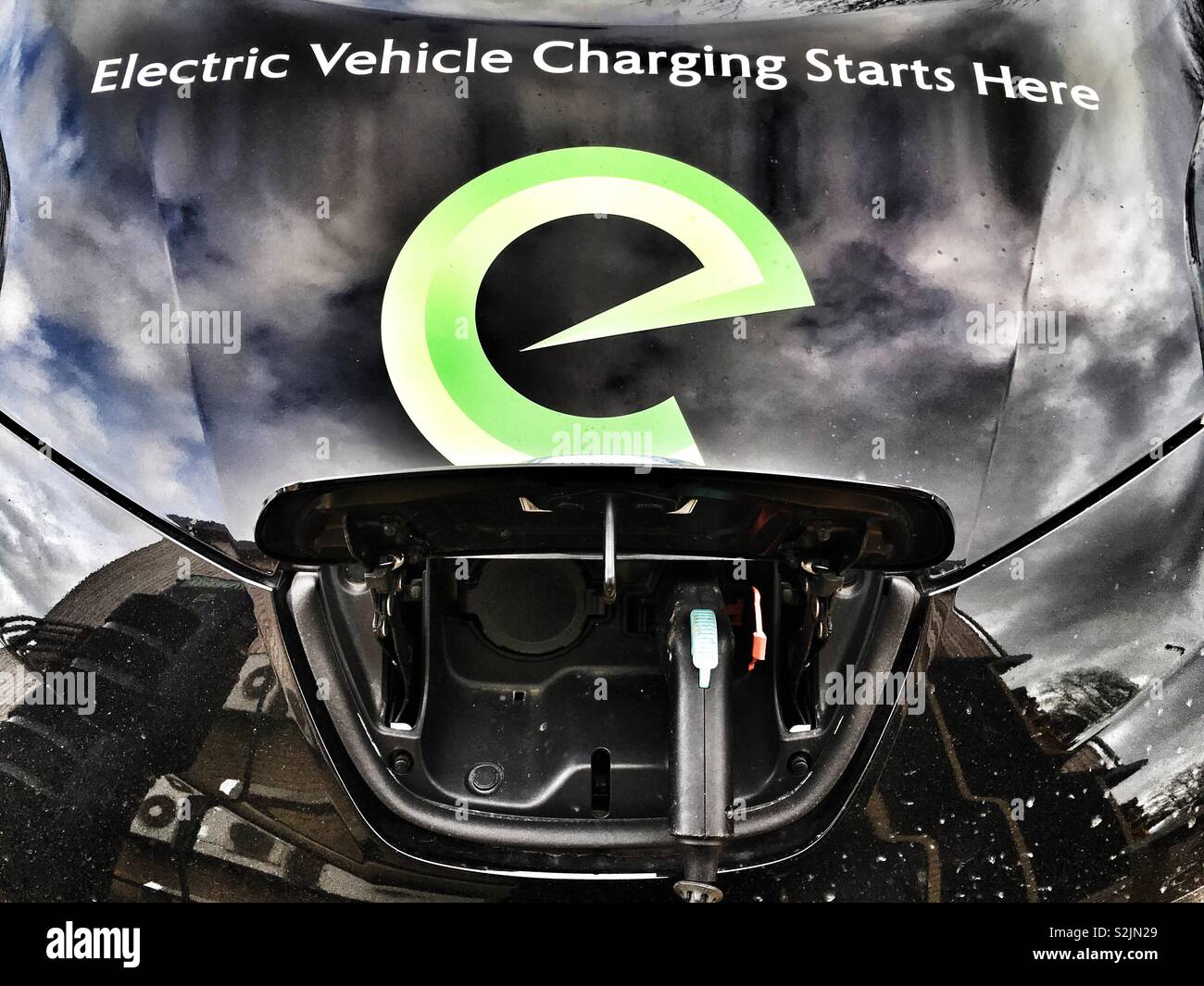 Nissan Leaf eklektische Auto geladen - Smartphone-aufgenommenes Stockfoto