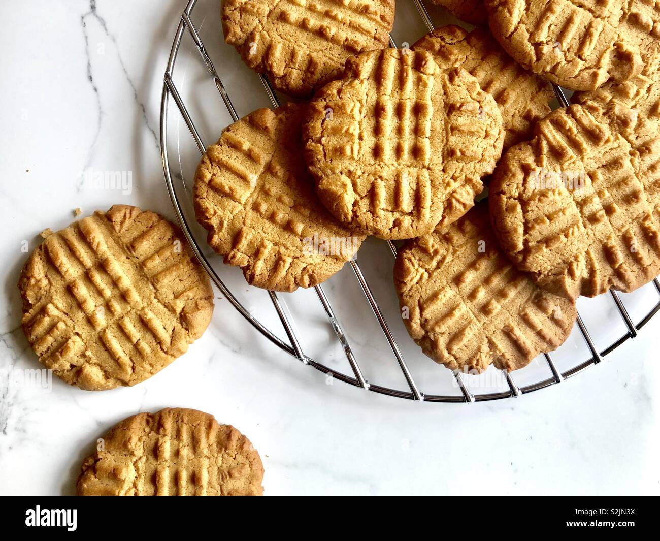 Peanut butter Cookies auf einem Gitter - Smartphone-aufgenommenes Stockfoto