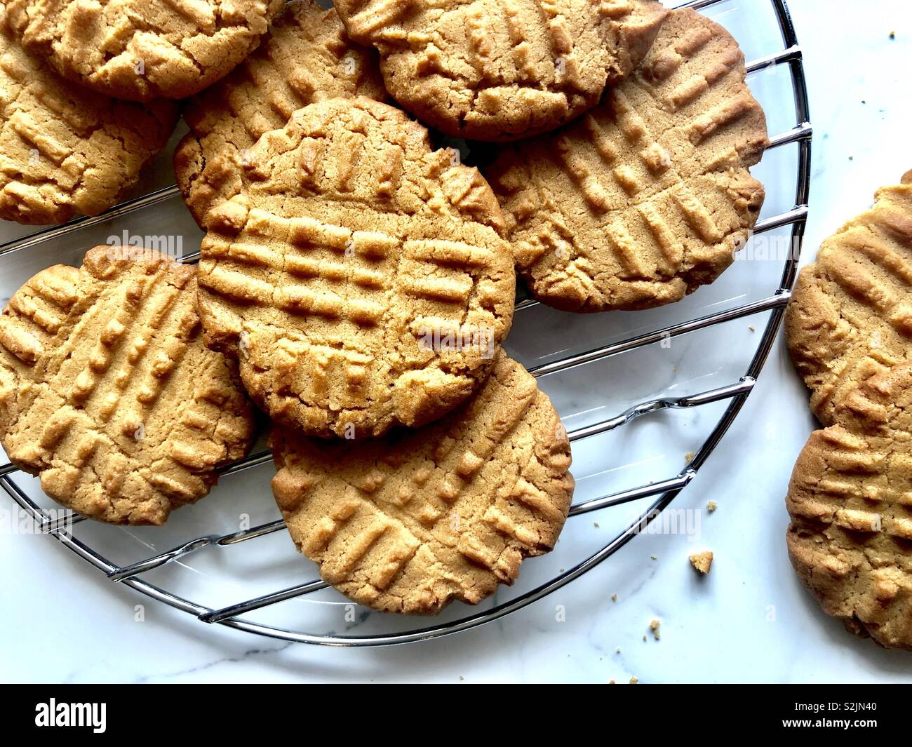 Peanut butter Cookies auf einem Gitter - Smartphone-aufgenommenes Stockfoto