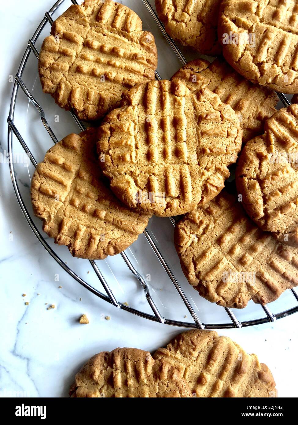 Peanut butter Cookies auf einem Gitter - Smartphone-aufgenommenes Stockfoto