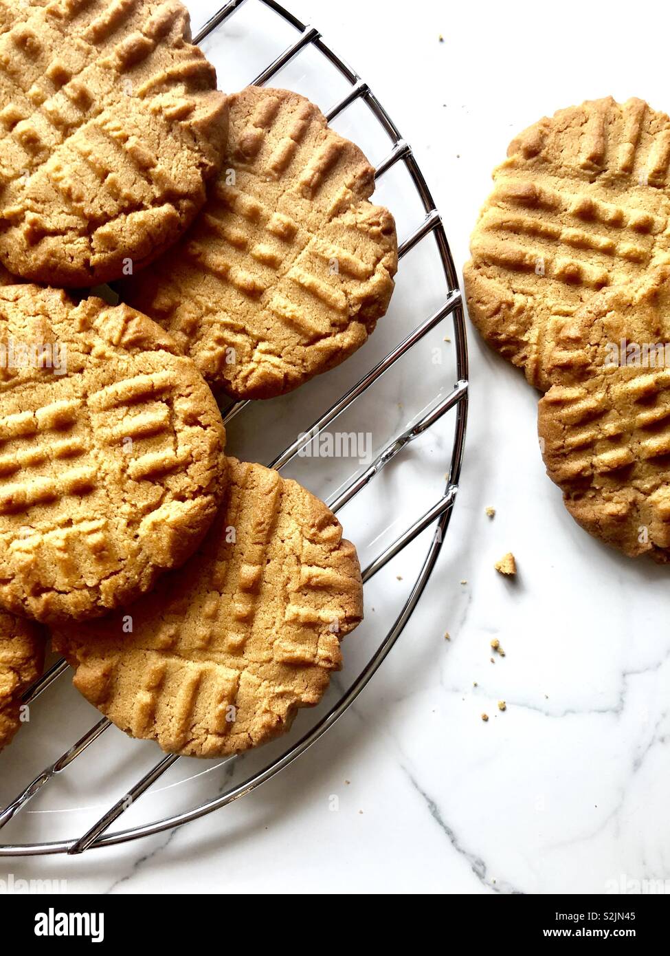Peanut butter Cookies auf einem Gitter - Smartphone-aufgenommenes Stockfoto
