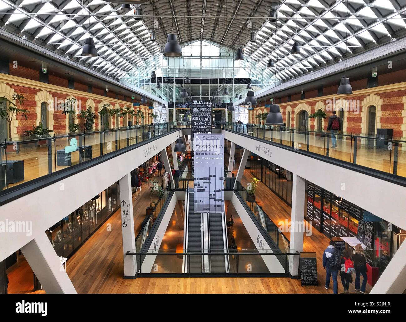 Innenraum der modernen Balna Shopping Mall in Budapest Stockfoto