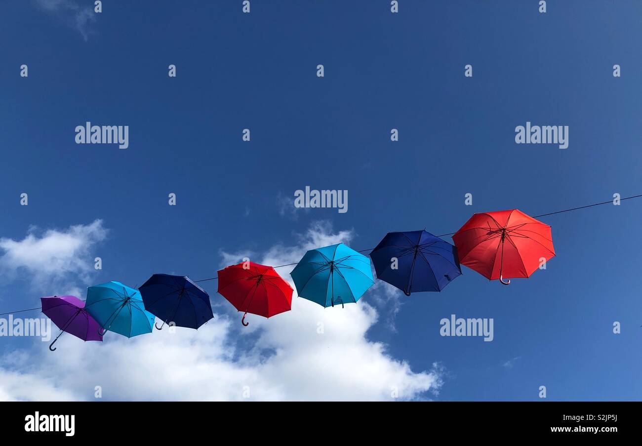 Schirme fliegen Stockfoto