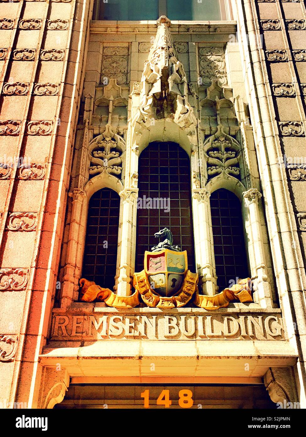 Die reich verzierten Gotischen Stil Eingang des Remsen Gebäude bei 148 Madison Ave., New York, United States - Smartphone-aufgenommenes Stockfoto