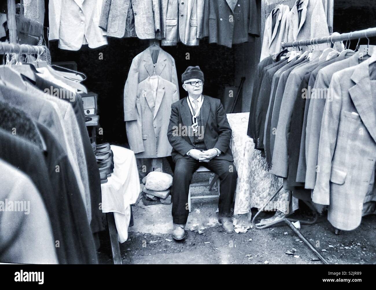 Verkauf von Vintage Anzüge in South London 1980. Stockfoto