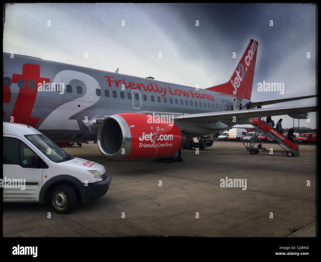 Aussteigen ein Jet 2 Airbus 737-300 am Flughafen Leeds Bradford, England, UK. Stockfoto