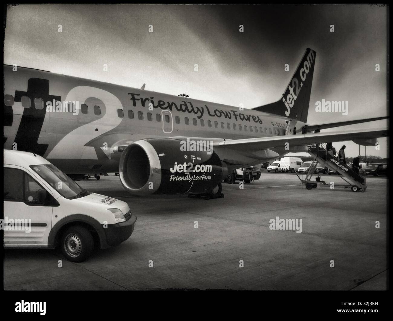 Aussteigen ein Jet 2 Airbus 737-300 am Flughafen Leeds Bradford, England, Großbritannien. Stockfoto