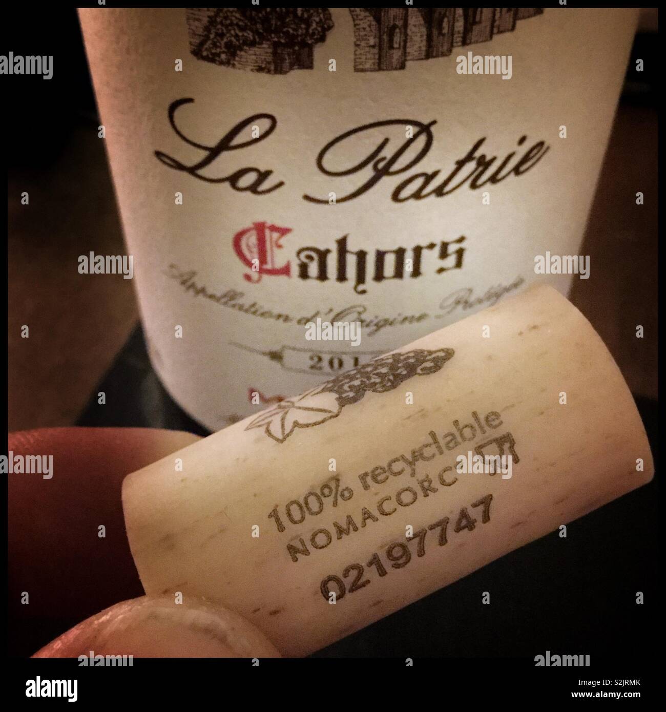 Nomacorc synthetische schliessen auf eine Flasche La Patrie Cahors französischen Wein. Stockfoto