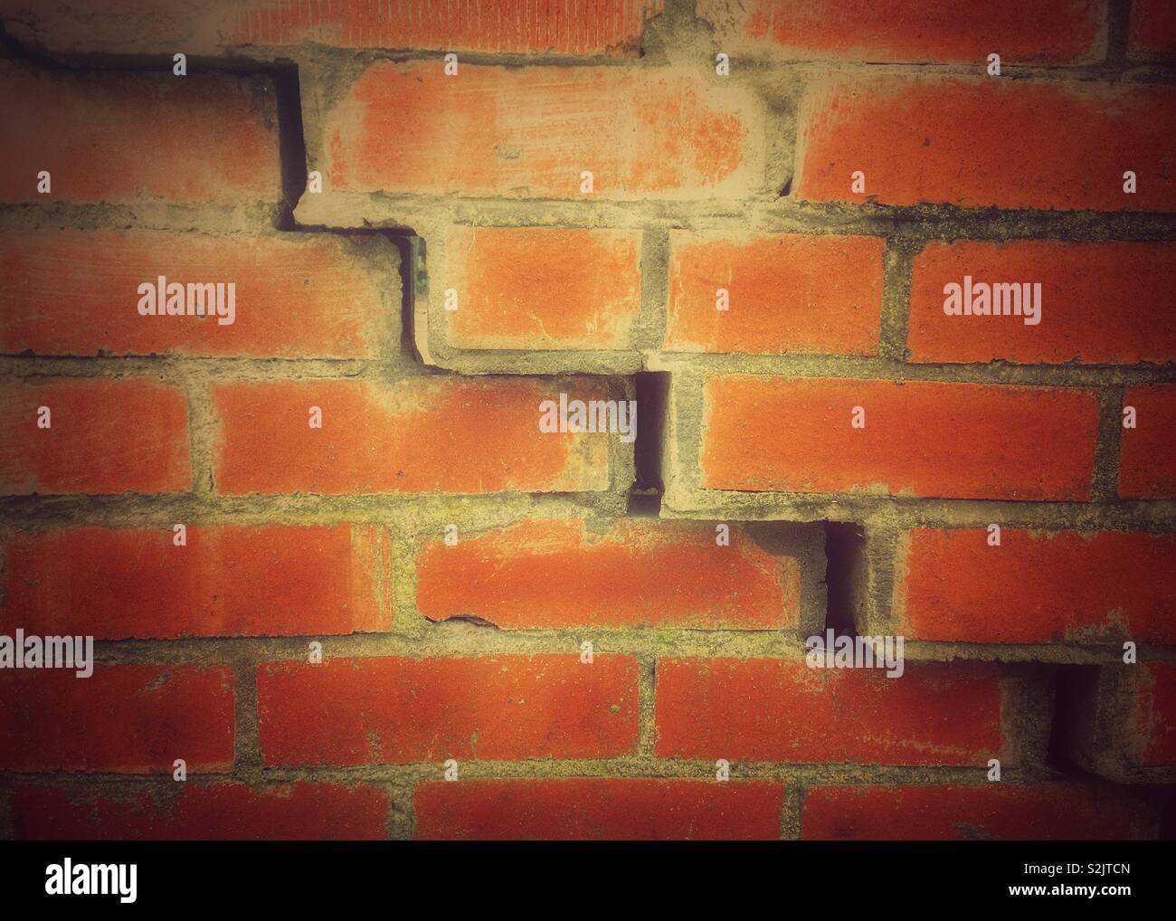 Zickzack Riss in einer Wand - Smartphone-aufgenommenes Stockfoto