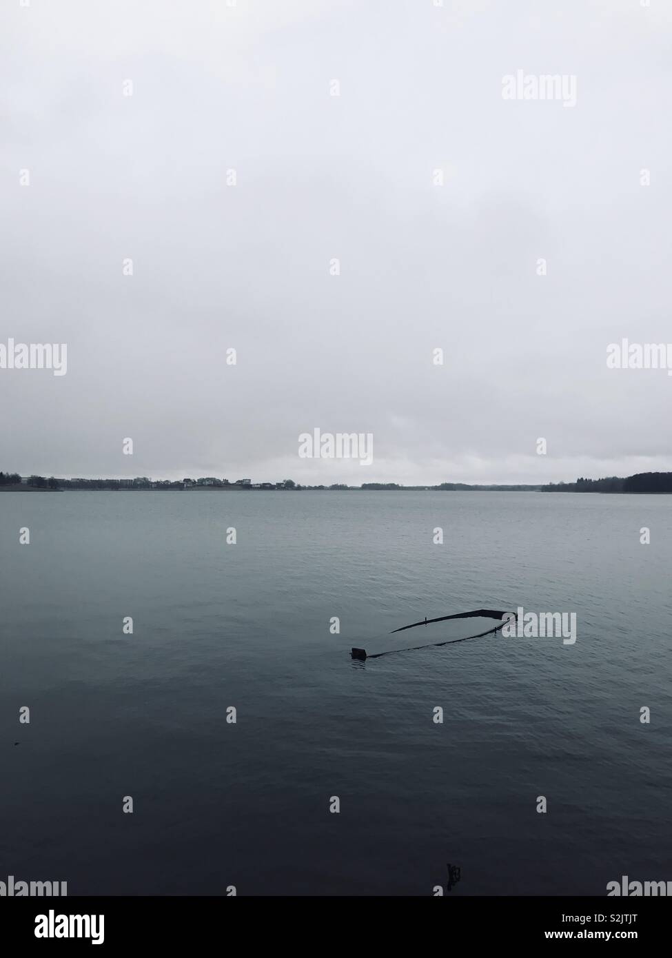 Moody Landschaft von versunkenen Boot in Mastis See an einem bewölkten Tag. Telsiai, Litauen Stockfoto