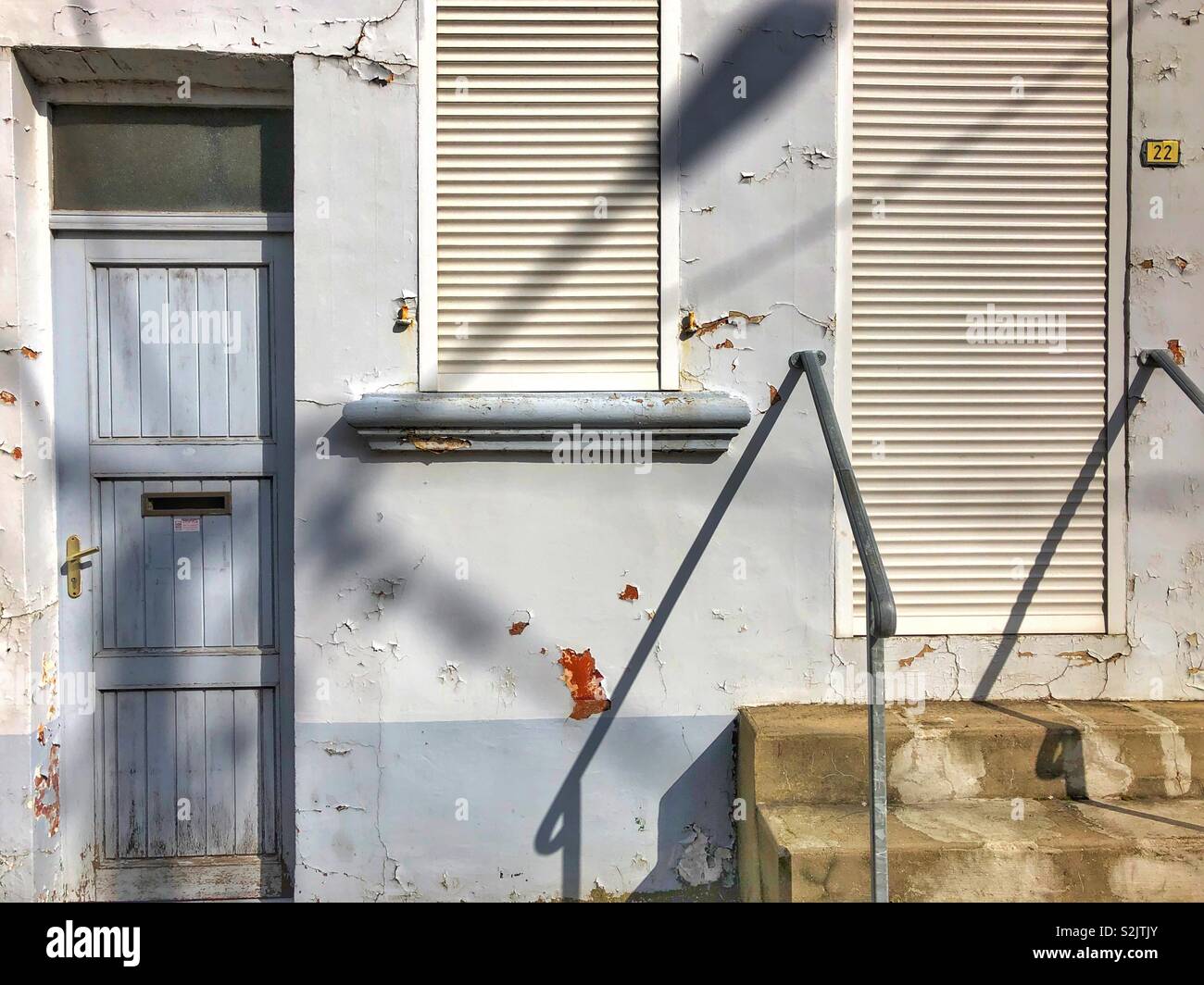 Schatten und Licht auf einem französischen Haus vorne Stockfoto