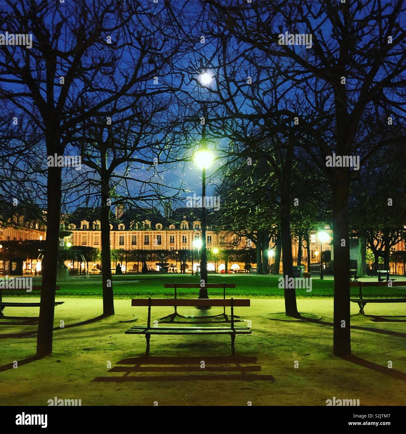 Place des Vosges bei Nacht, Paris, Frankreich - Smartphone-aufgenommenes Stockfoto