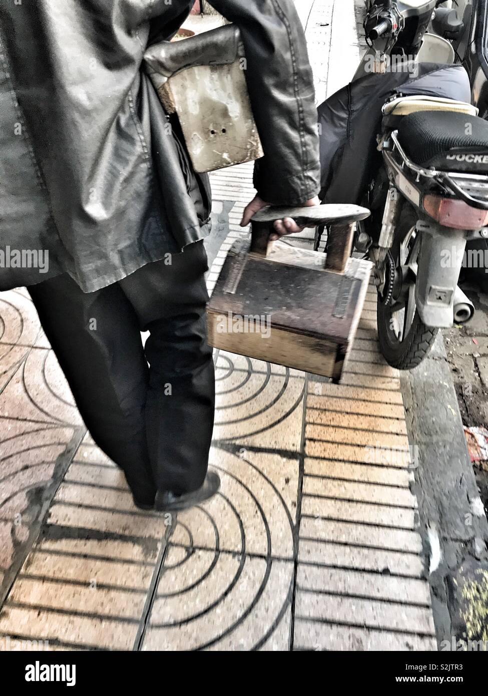 Ein Schuh - shiner auf der Suche nach Kunden Stockfoto
