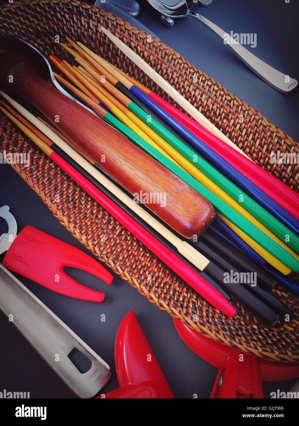 Mehrfarbig Essstäbchen in einem utensil Schublade schließen - Smartphone-aufgenommenes Stockfoto
