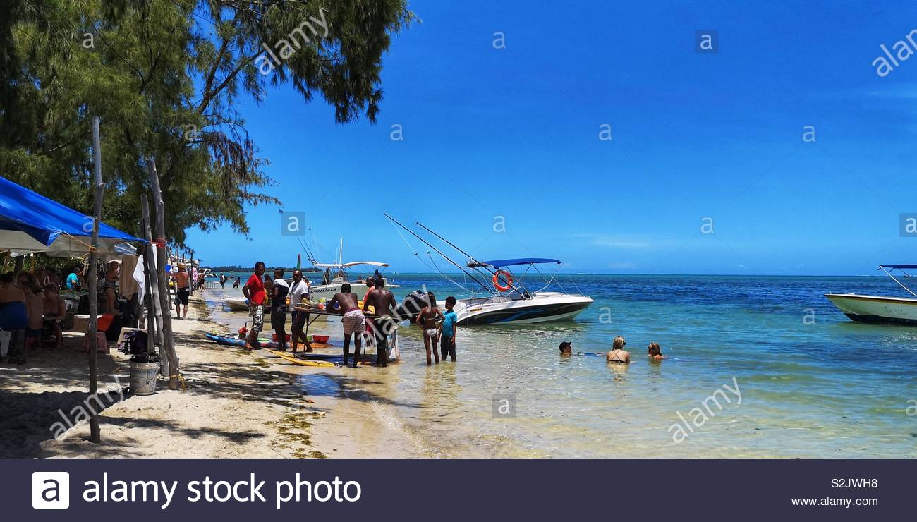 Die Menschen genießen die Sonne am Strand von Íle aux Benitiers Insel in Mauritius Stockfoto