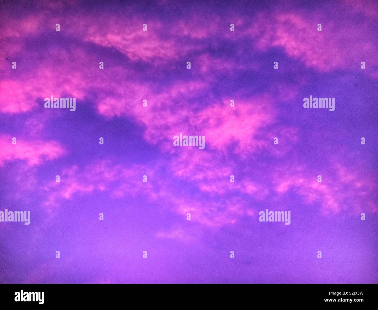 Super cool pink und lila bewölkter Himmel auf dem Dach im Caesar's Palace forum shopping Center in Las Vegas, Nevada. Stockfoto