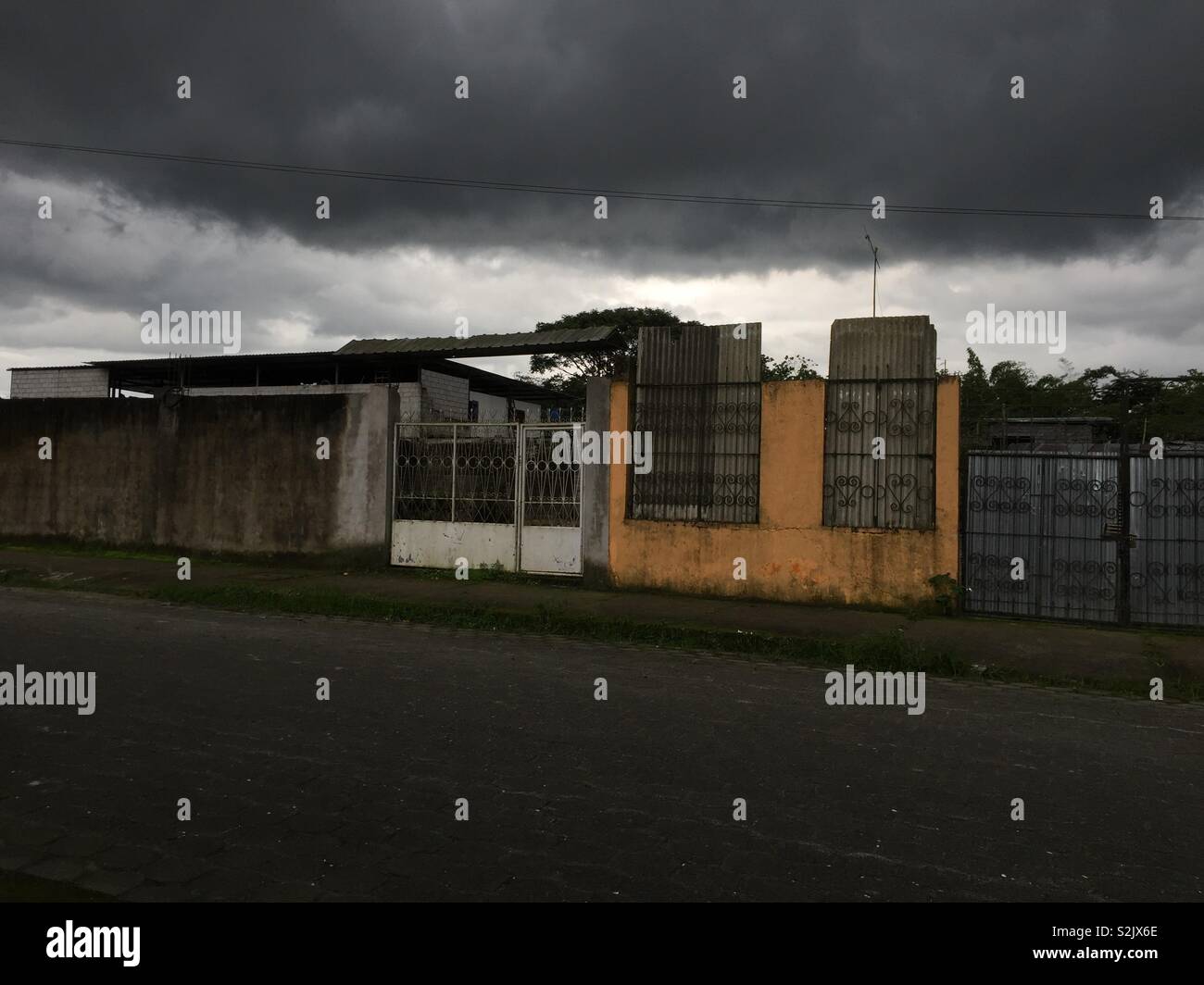 Mirar al Cielo y ver Las Nubes oscuras a punto de llover Es majestuoso Stockfoto