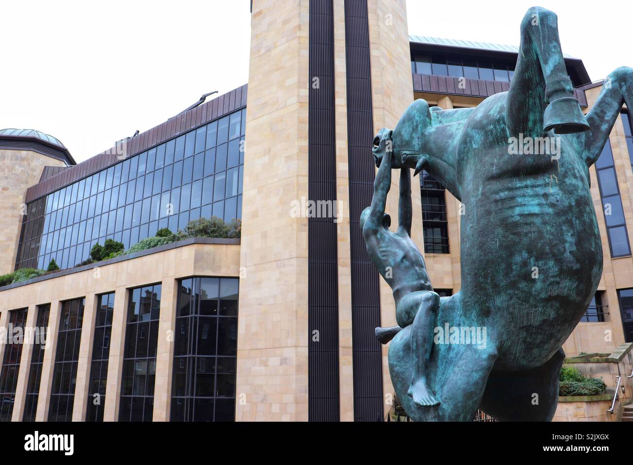 Modernes Bürogebäude in Edinburgh mit Skulptur der Junge auf einem Pferd Stockfoto