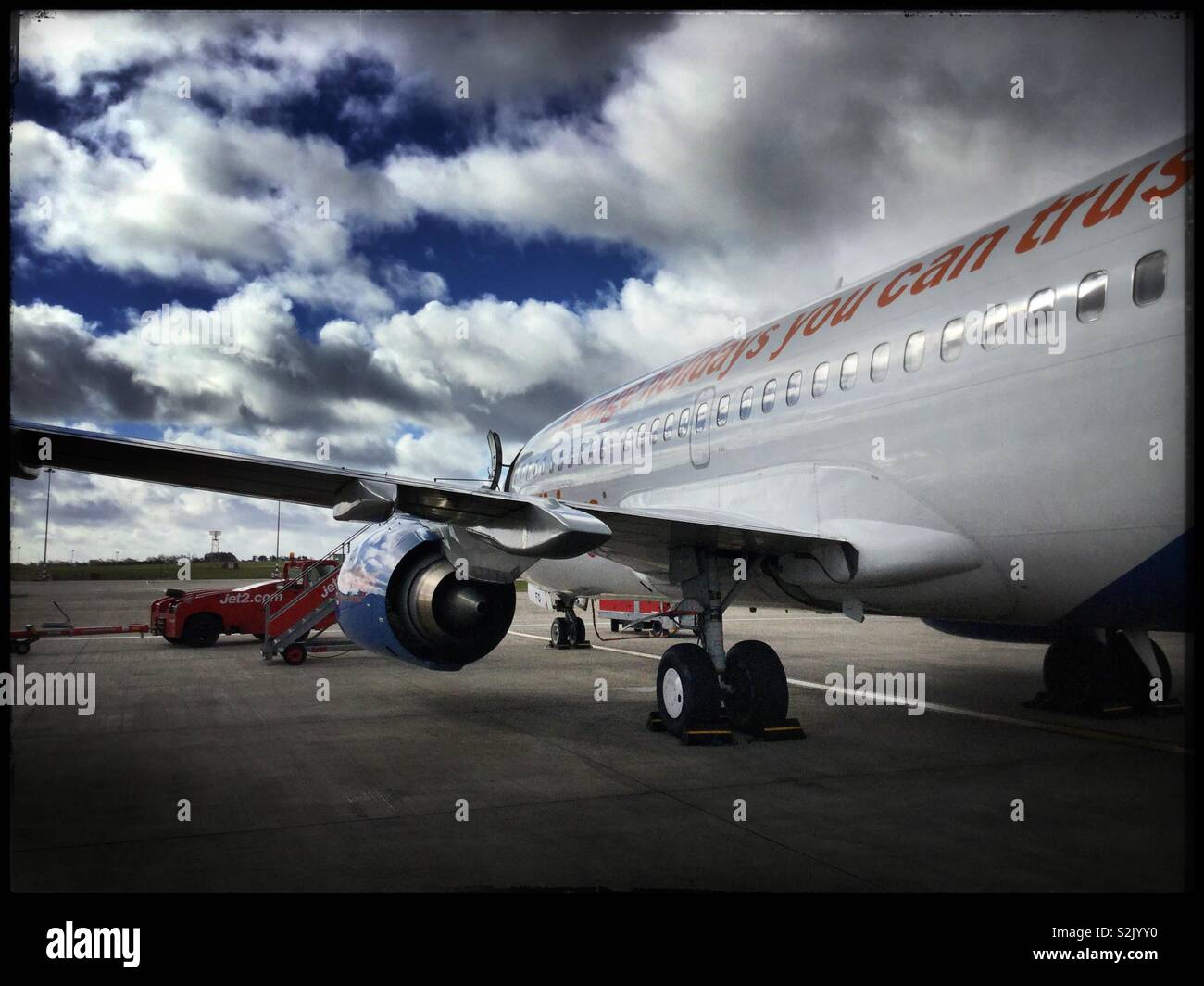 Ein Jet2 Boeing 737 auf der Landebahn am Flughafen Leeds Bradford, UK. Stockfoto