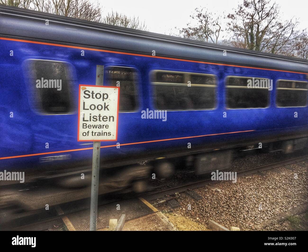 Stop Look Listen Vorsicht vor Züge Warnzeichen. Stockfoto