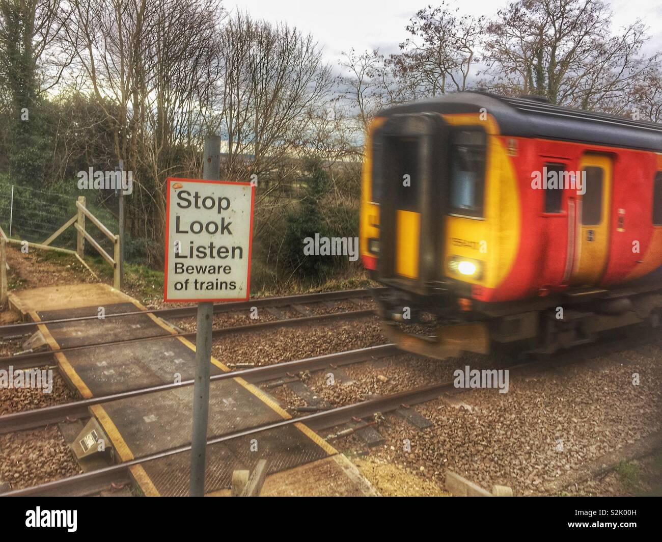 Stop Look Listen von Zügen passen auf. Stockfoto