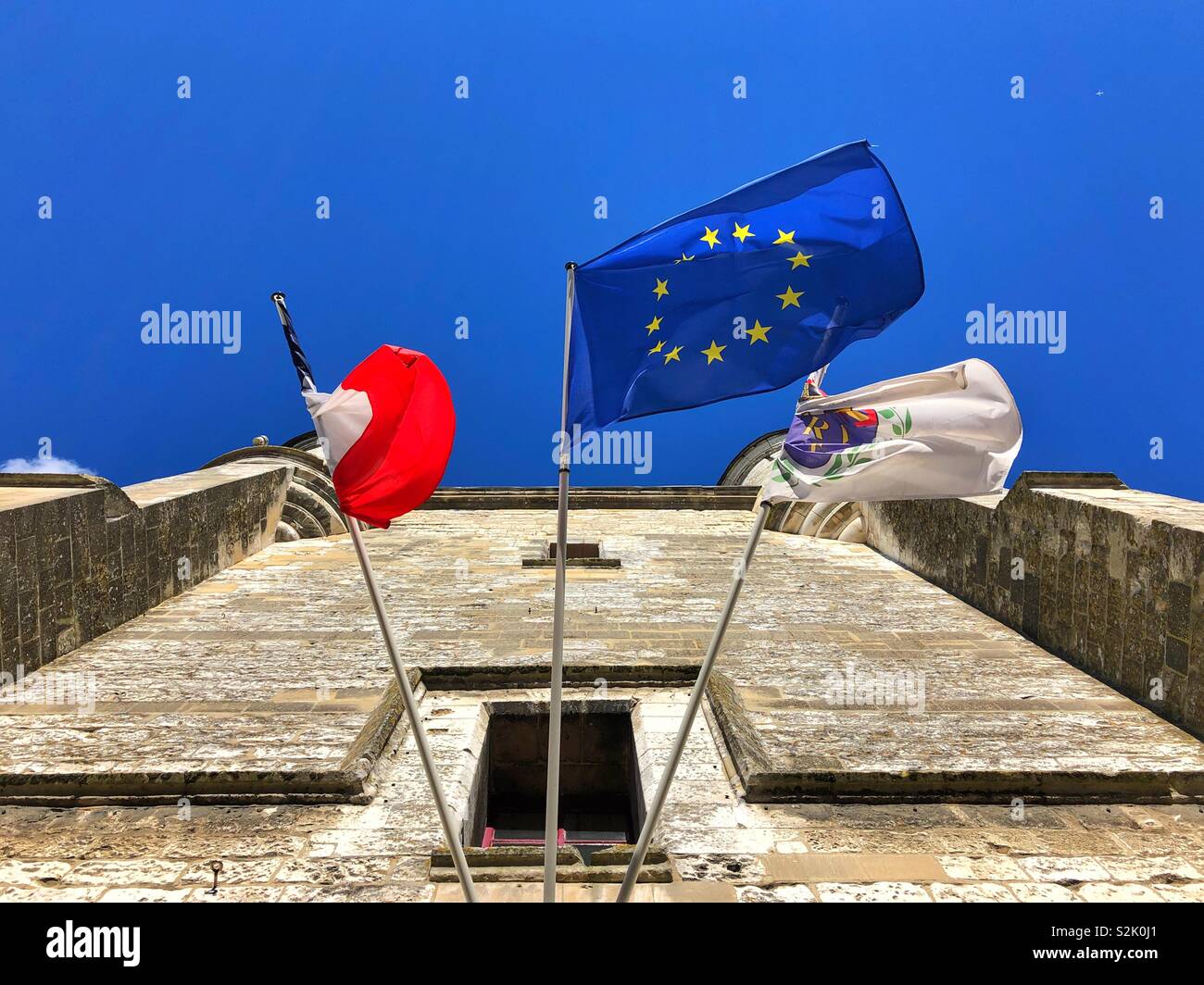Drei flags Flying am Glockenturm in der Rue, Somme, Hauts-de-France, Frankreich. Stockfoto