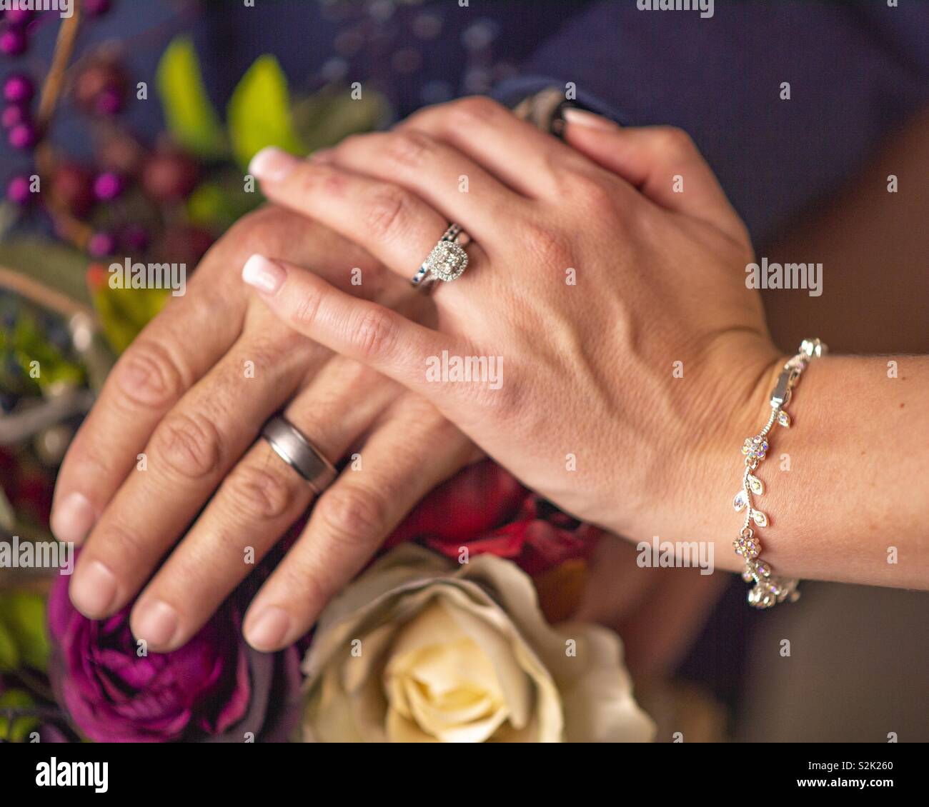Paare Hochzeit Ringe - Smartphone-aufgenommenes Stockfoto