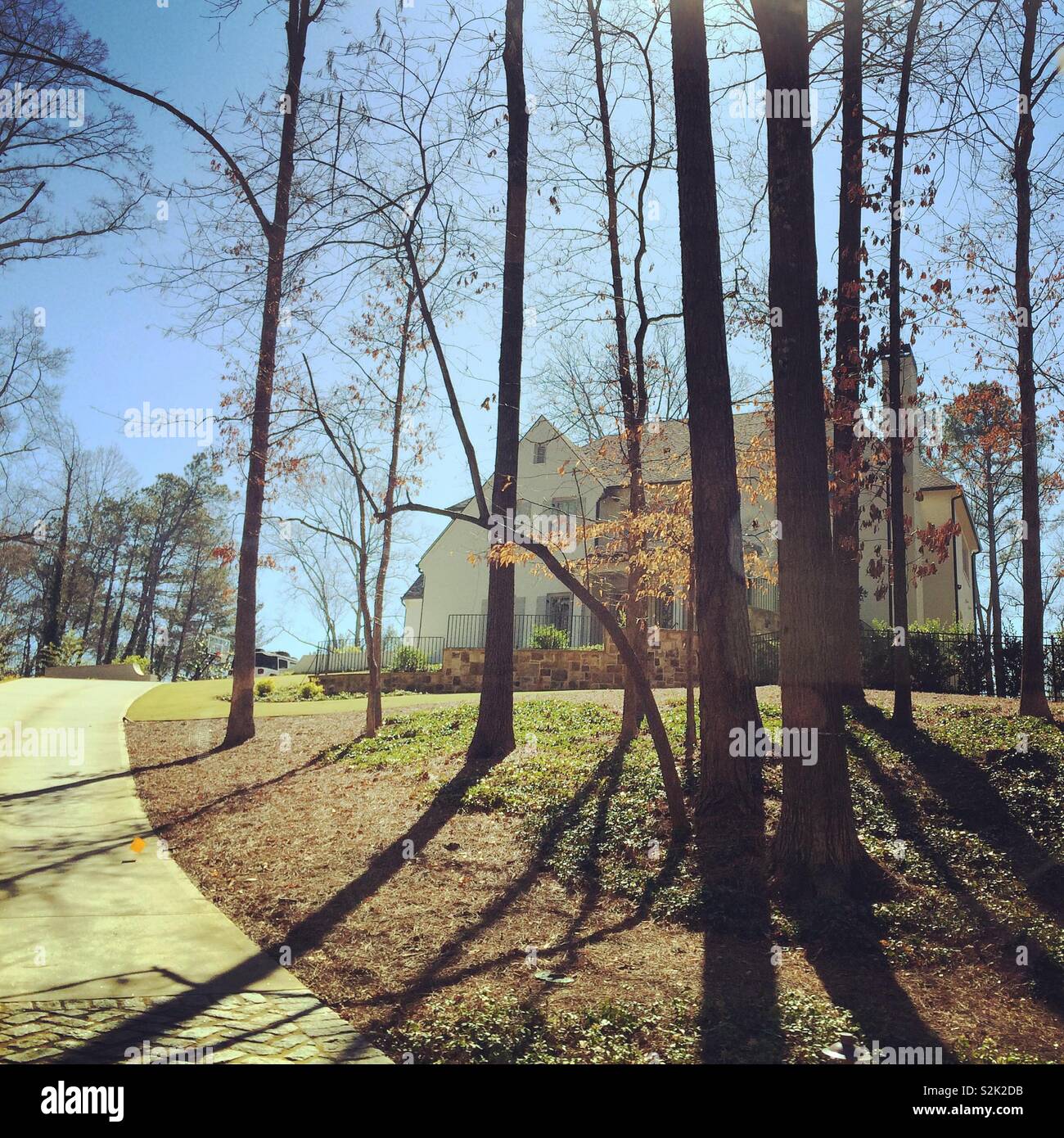 Die Bäume werfen ihre Schatten vor einem großen Hause, Atlanta, Georgia, USA Stockfoto