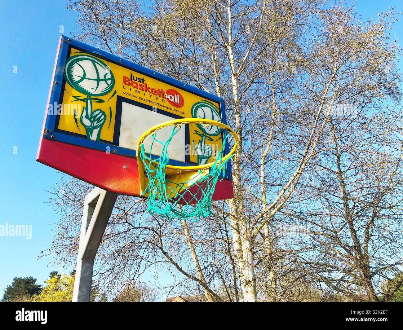 Bunte Basketball net Bilder gegen ein blauer Himmel. Stockfoto