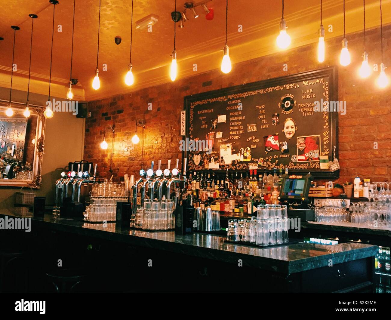 Eine bunte Pub Bar in uk Stadtzentrum mit Alkohol Stockfoto