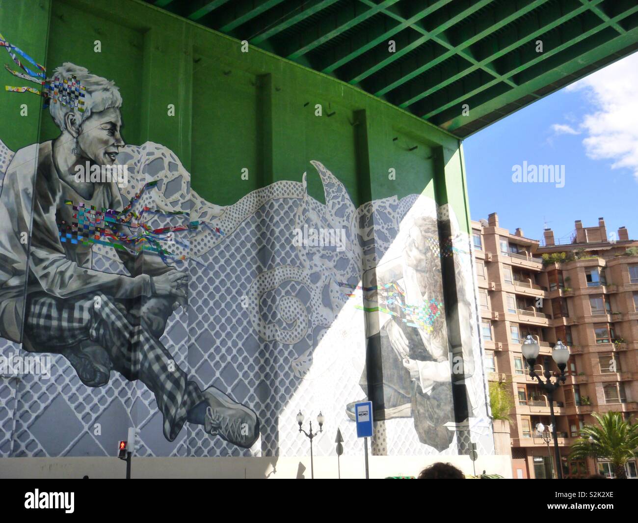 Künstler Wandbild auf Brücke unterführung Bilbao Spanien - Smartphone-aufgenommenes Stockfoto