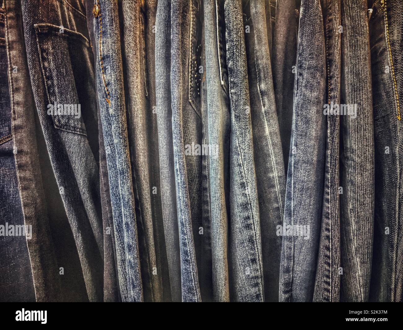 Seitliche Sicht auf vielen modischen Jeans hängend auf einer Kleidung Rack. Stockfoto