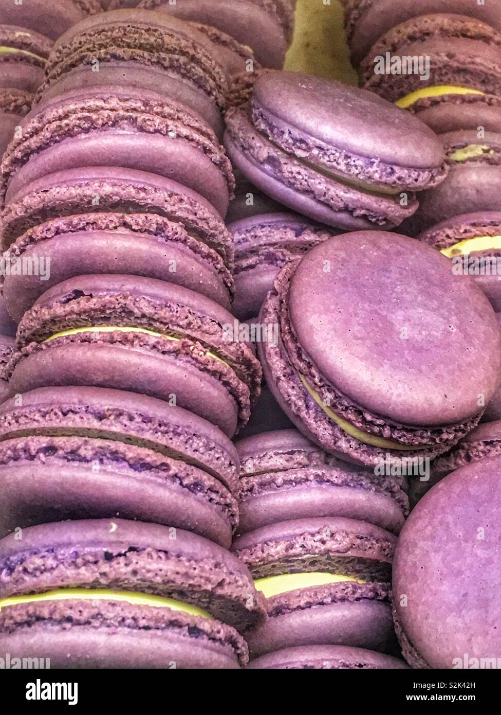 Frisch gebackene leckere leckere lila Macaron Cookies mit einer Creme Füllung wie ein leckeres Dessert behandeln. Stockfoto