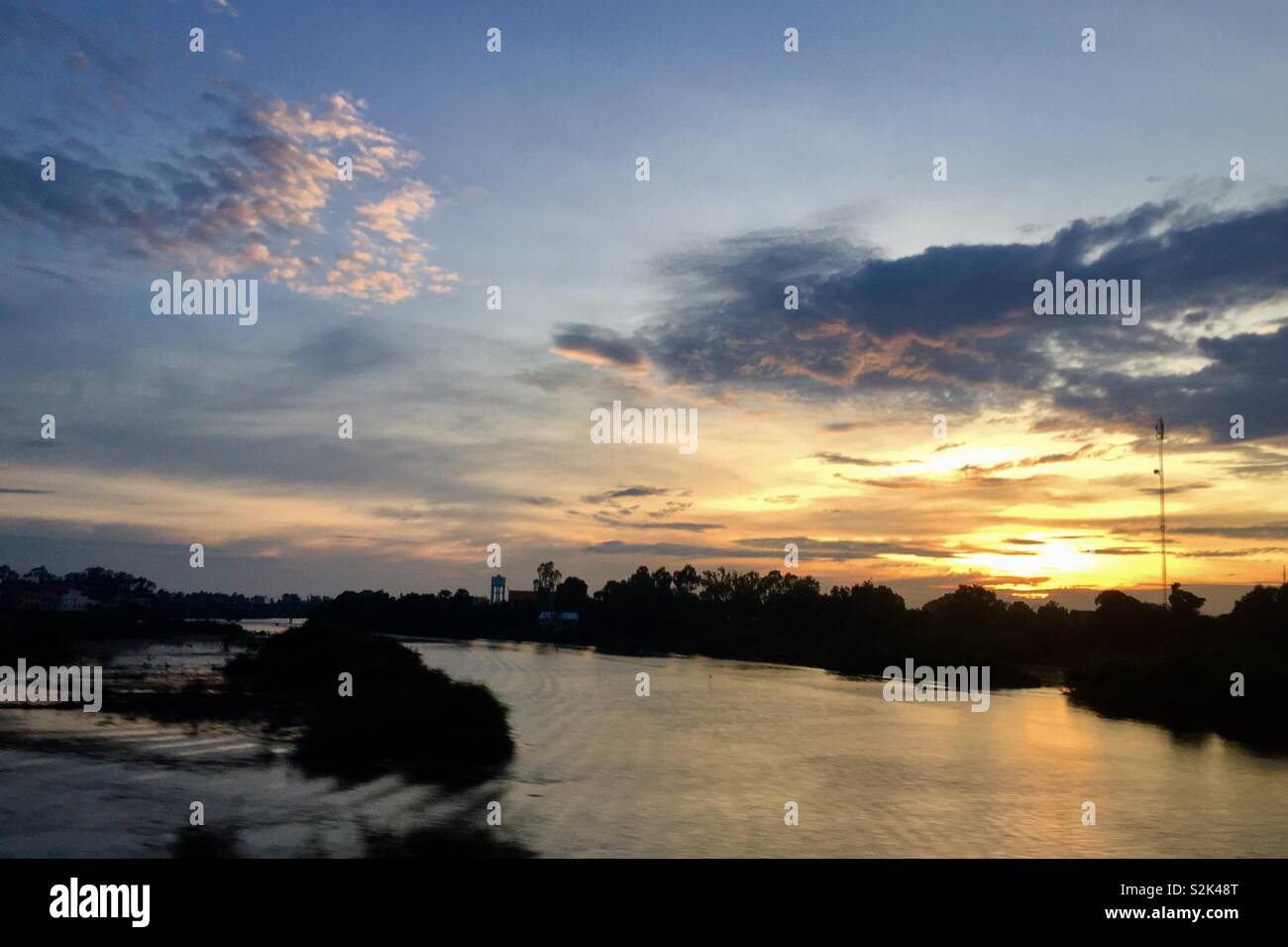 Sunsetting über den Fluss in der Nähe von Phnom Phen, Kambodscha Stockfoto