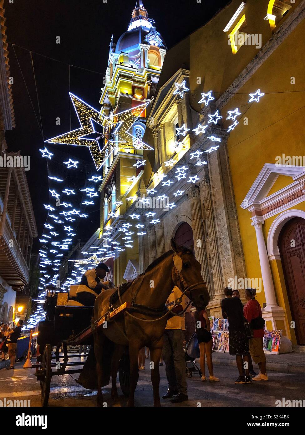 Reiten und Kutschfahrten in der Altstadt von Cartagena, Kolumbien in der Nacht. Stockfoto