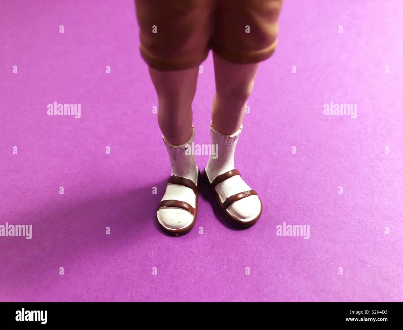 Abbildung des Menschen Socken mit Sandalen tragen. Stockfoto