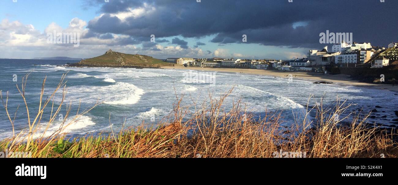 Blick über Porthmeor Bucht zur Insel in St Ives Cornwall - Smartphone-aufgenommenes Stockfoto