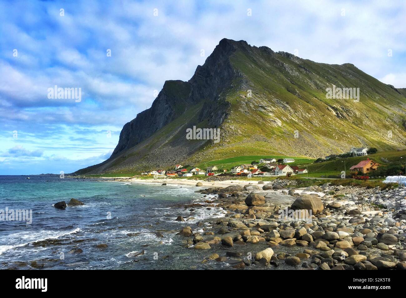 Dorf an der Küste der Lofoten, Norwegen Stockfoto