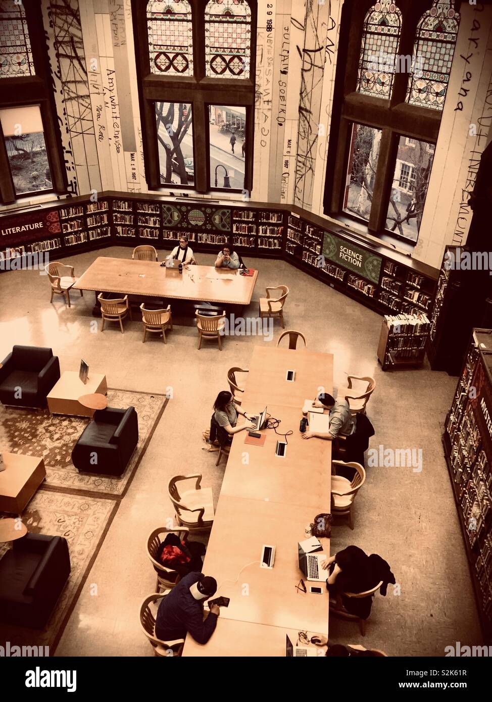 Luftaufnahme der Leseraum im Jefferson Market Bibliothek, Greenwich Village, New York City. Von Frederick Clarke Withers konzipiert - Smartphone-aufgenommenes Stockfoto