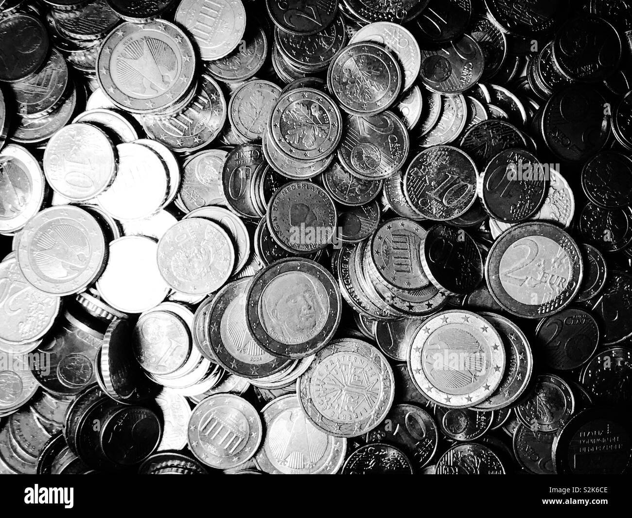 Große Stapel von Euro-Münzen - Schwarz und Weiß Stockfoto