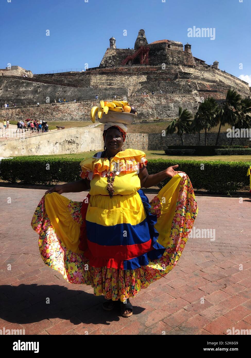 Eine Frau in der traditionellen Kleidung in Cartagena, Kolumbien, gekleidet. Stockfoto