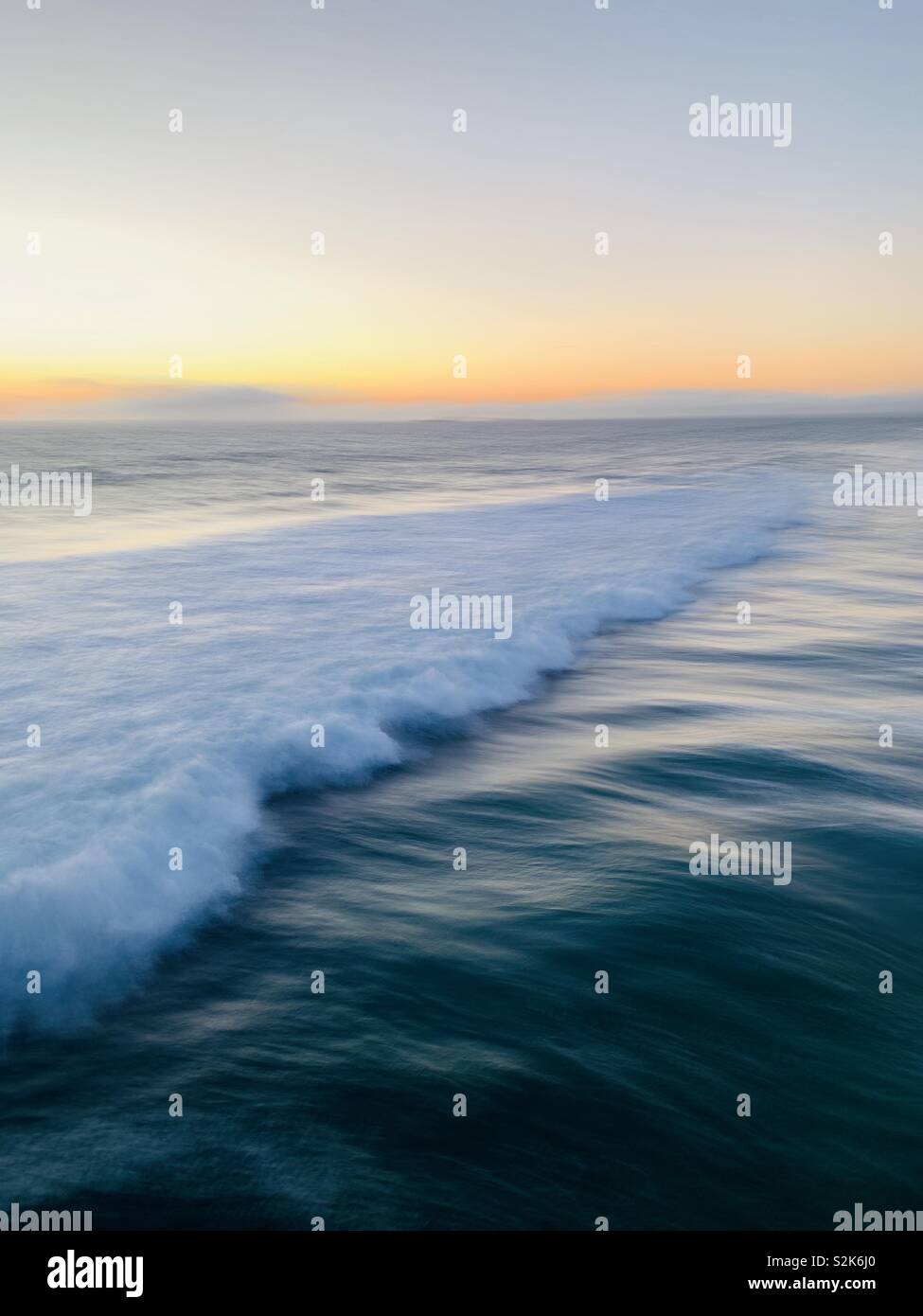 Eine Geschwindigkeit verwischen einer Wildwasser aus einer Welle. Manhattan Beach, Kalifornien, USA. - Smartphone-aufgenommenes Stockfoto