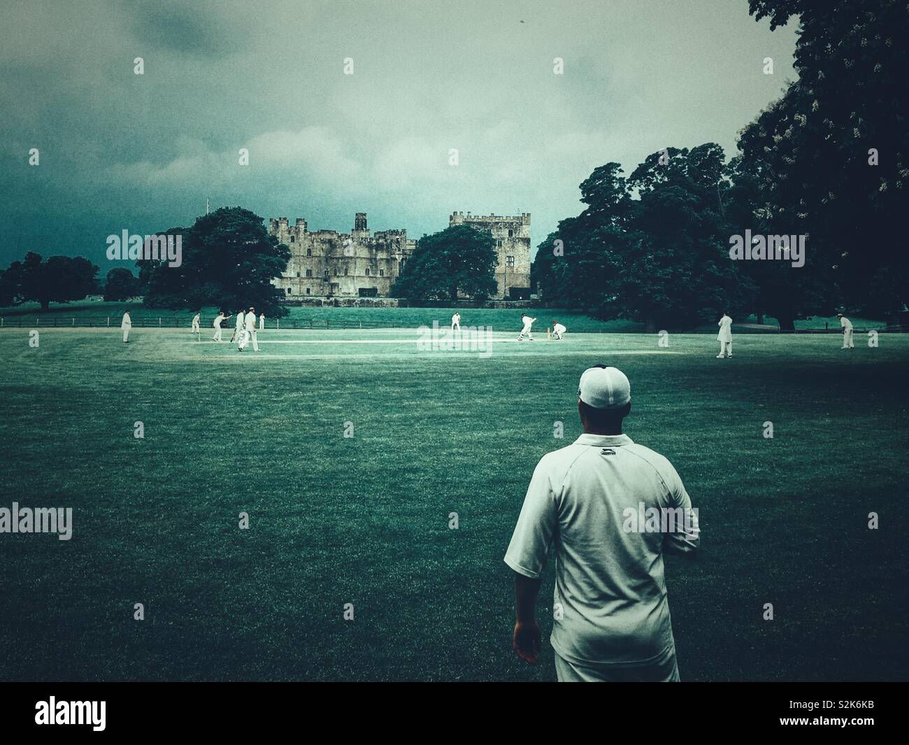 Ein Cricket Spiel vor Raby Castle Stockfoto